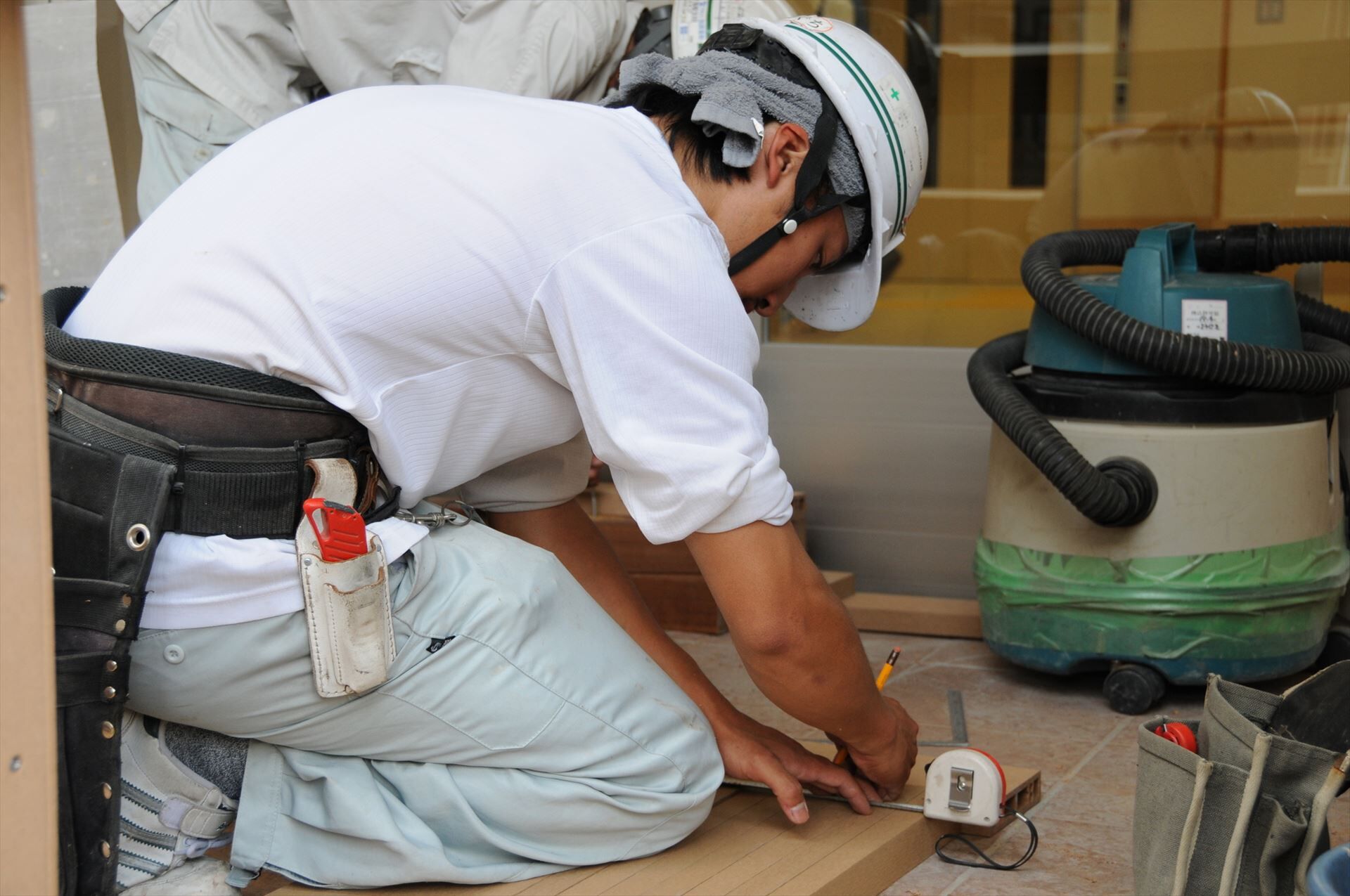 内装工事に従事するスタッフ